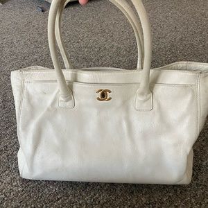 Chanel cerf tote (white)